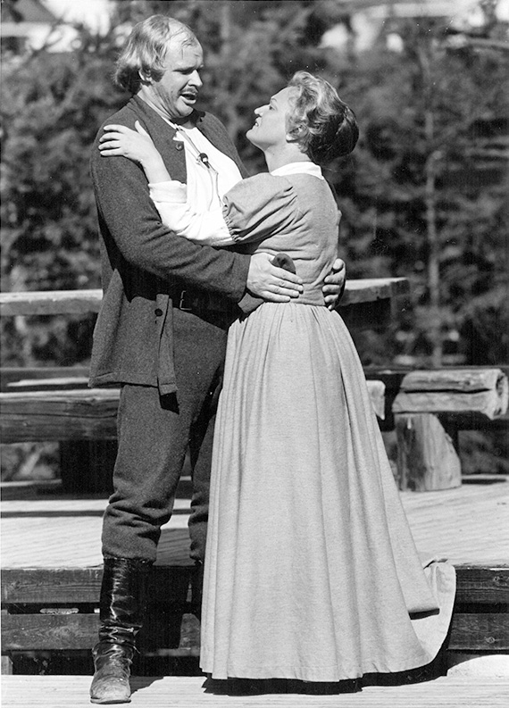 Mustavalkokuva Jaakko Ilkka -oopperan kohtauksesta.