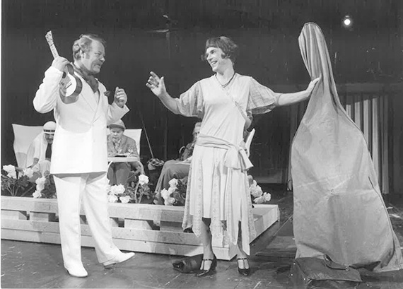 Kohtaus Piukat paikat -esityksestä