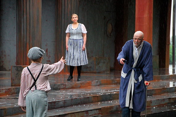 Kekkonen (Jyrki Anttila), Pikku-Kekkonen (Markus) ja Ieva (Tiina-Maija Koskela)